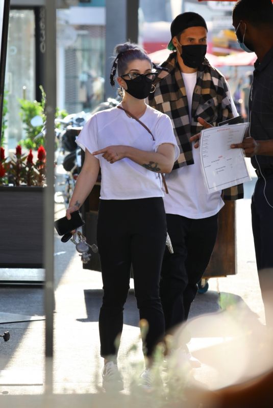 KELLY OSBOURNE and Griffin Johnson Out for Lunch in West Hollywood 10/16/2020