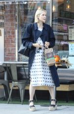 KELLY RUTHERFORD at Kreation Organic Juicery in West Hollywood 10/22/2020