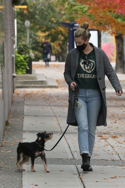 LILI RENHART Out with Her Dog in Vancouver 10/17/2020