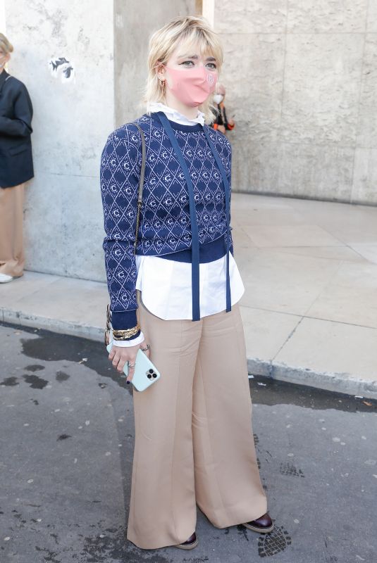 MAISIE WILLIAMS Leaves Chloe Fashion Show at PFW in Paris 10/01/2020