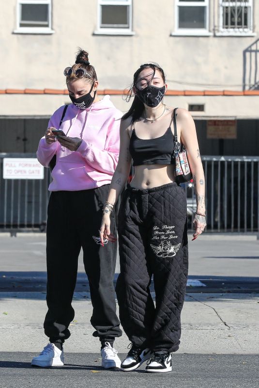 NOAH CYRUS Shopping at XIV Karats in Beverly Hills 10/30/2020