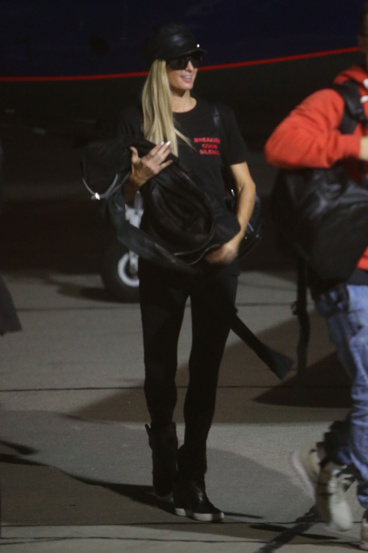 paris-hilton-all-in-black-arrives-in-los-angeles-10-09-2020-1.jpg