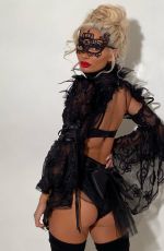 PIA MIA PEREZ Getting Ready for Halloween - Instagram Photos 10/28/2020