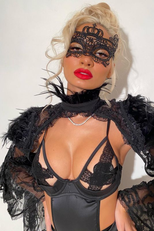 PIA MIA PEREZ Getting Ready for Halloween - Instagram Photos 10/28/2020