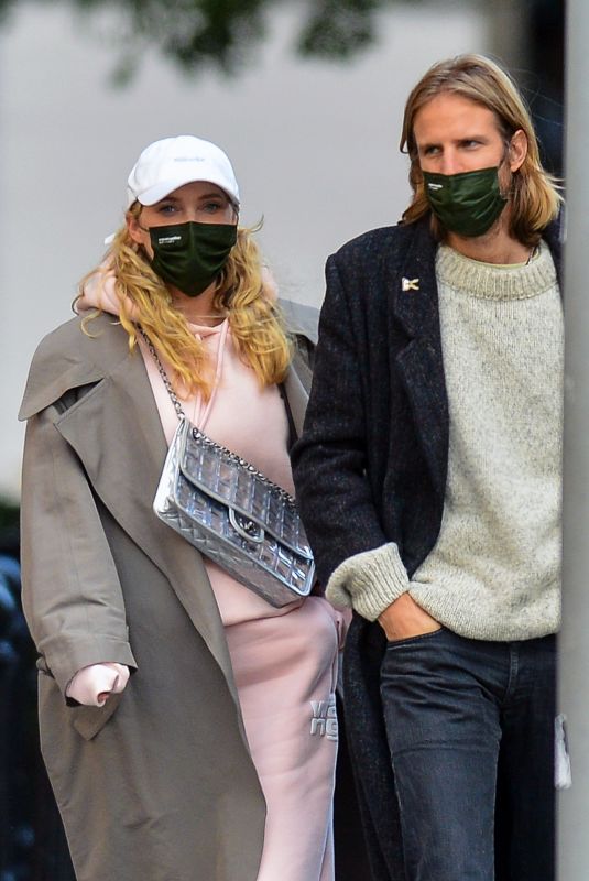 Pregnant ELSA HOSK and Tom Daly Out in New York 10/02/2020