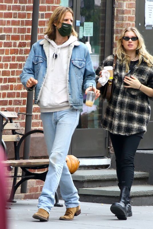 Pregnant ELSA HOSK and Tom Daly Out in New York 10/07/2020