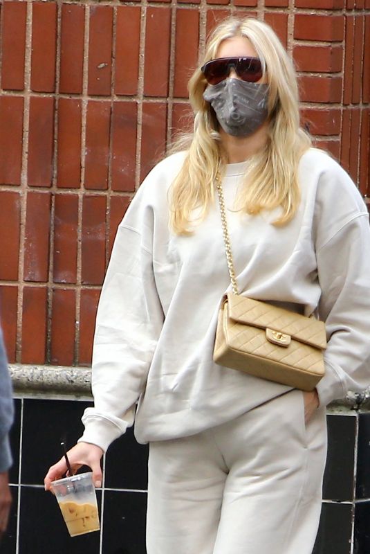 Pregnant ELSA HOSK and Tom Daly Out in New York 10/10/2020