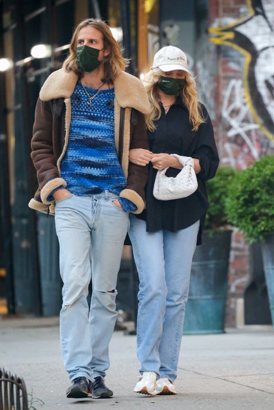Pregnant ELSA HOSK and Tom Daly Out in New York 10/14/2020