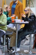 Pregnant ELSA HOSK Out for Pizza in New York 10/09/2020