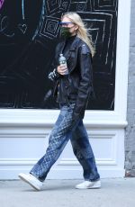 Pregnant ELSA HOSK Out for Pizza in New York 10/09/2020