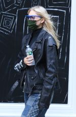 Pregnant ELSA HOSK Out for Pizza in New York 10/09/2020