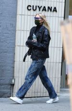 Pregnant ELSA HOSK Out for Pizza in New York 10/09/2020
