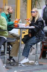 Pregnant ELSA HOSK Out for Pizza in New York 10/09/2020