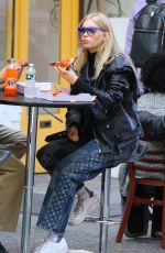 Pregnant ELSA HOSK Out for Pizza in New York 10/09/2020