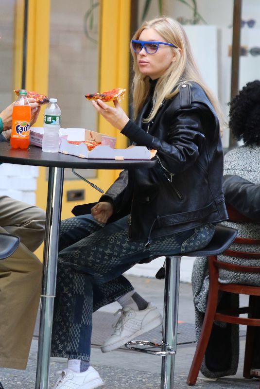 Pregnant ELSA HOSK Out for Pizza in New York 10/09/2020
