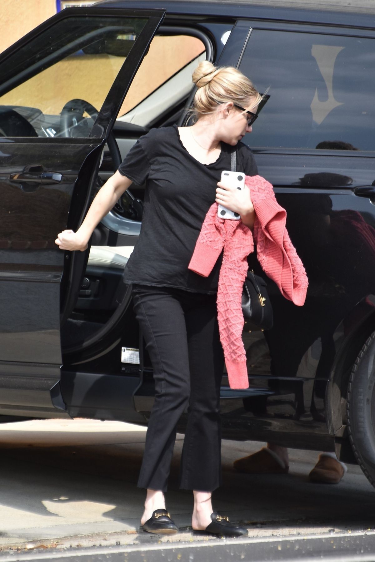 pregnant-emma-roberts-arrives-at-her-home-in-los-angeles-10-09-2020-1.jpg