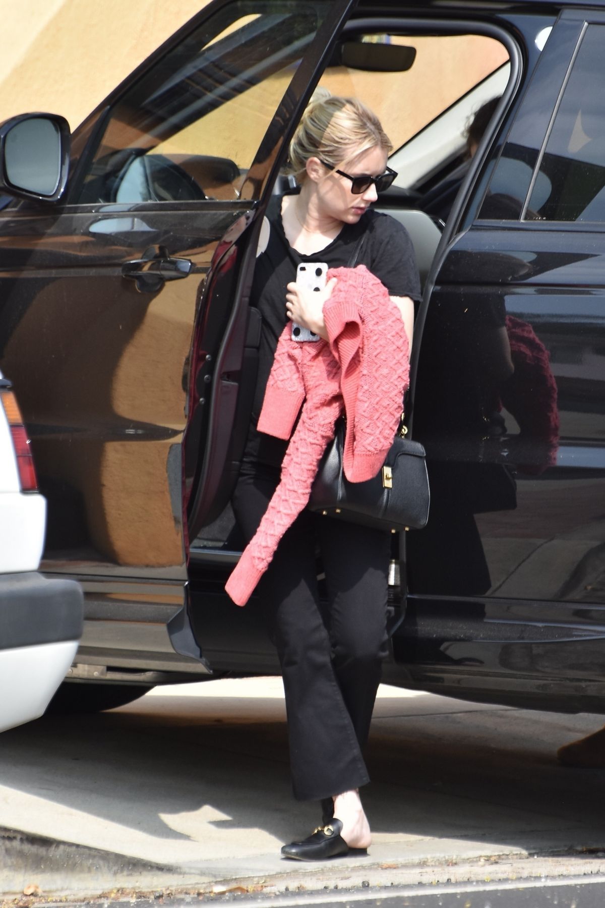 pregnant-emma-roberts-arrives-at-her-home-in-los-angeles-10-09-2020-2.jpg