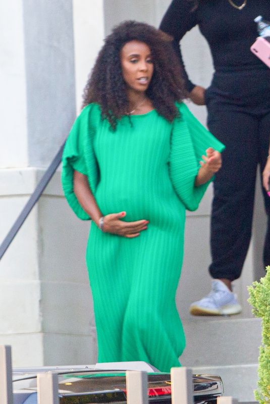 Pregnant KELLY ROWLAND Leaves Photoshoot in Brentwood 10/19/2020