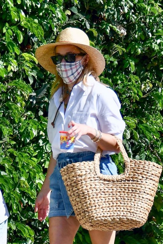 REESE WITHERSPOON Out Shopping in Brentwood 10/18/2020
