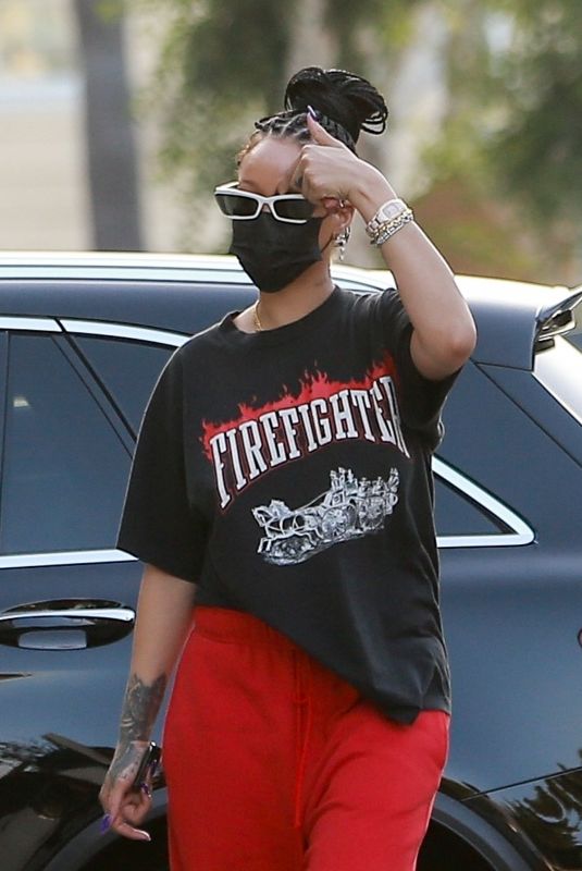 RIHANNA Out Shopping at Ralphs and Bristol Farms in Beverly Hills 10/19/2020