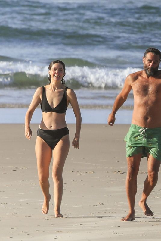 ROSE BYRNE and Bobby Cannavale at Wategos Beach in Byron Bay 10/22/2020