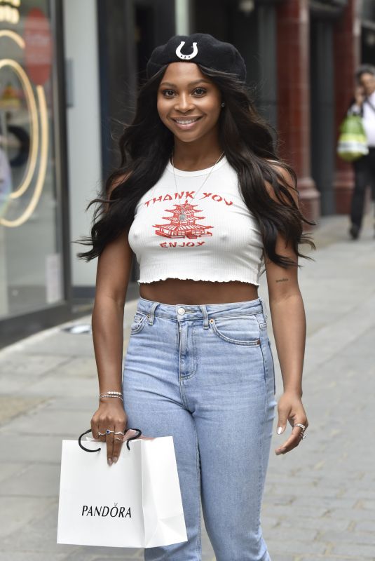 SAMIRA MIGHTY Shopping at Pandora in London 09/07/2020