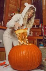 SARA JEAN UNDERWOOD with Pumpkins - Instagram Photos 10/11/2020