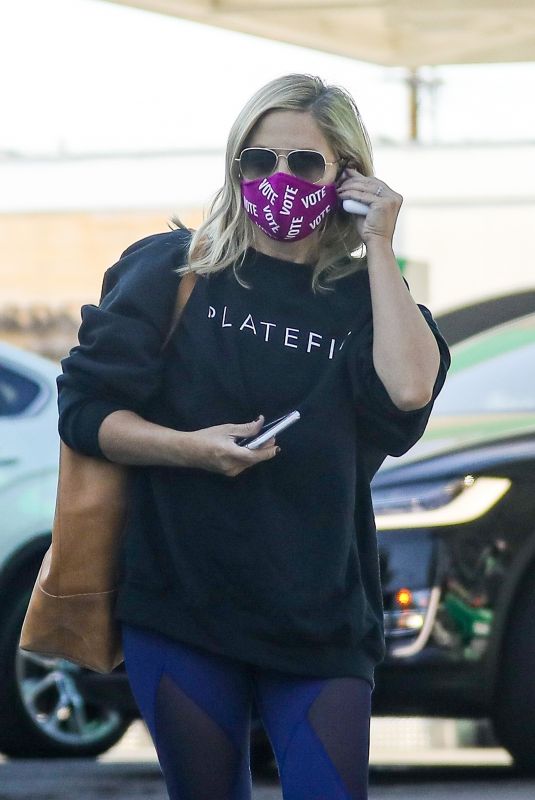 SARAH MICHELLE GELLAR Leaves PLate Fit in Los Angeles 10/16/2020