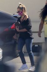 SARAH MICHELLE GELLAR Pick Up Her Mail in Brentwood 10/30/2020