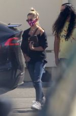 SARAH MICHELLE GELLAR Pick Up Her Mail in Brentwood 10/30/2020