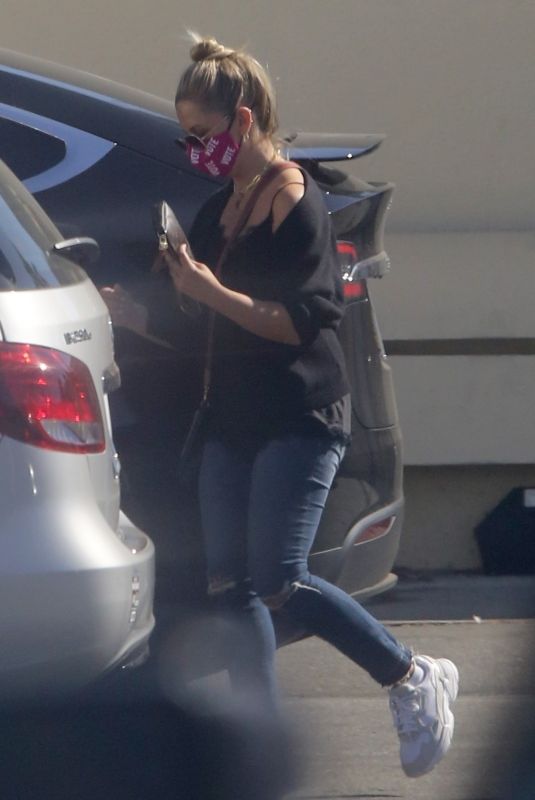 SARAH MICHELLE GELLAR Pick Up Her Mail in Brentwood 10/30/2020