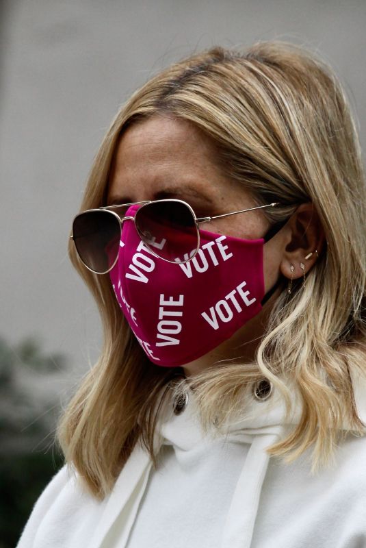 SARAH MICHELLE GELLAR Wearing a Vote Mask Out in Brentwood 10/07/2020