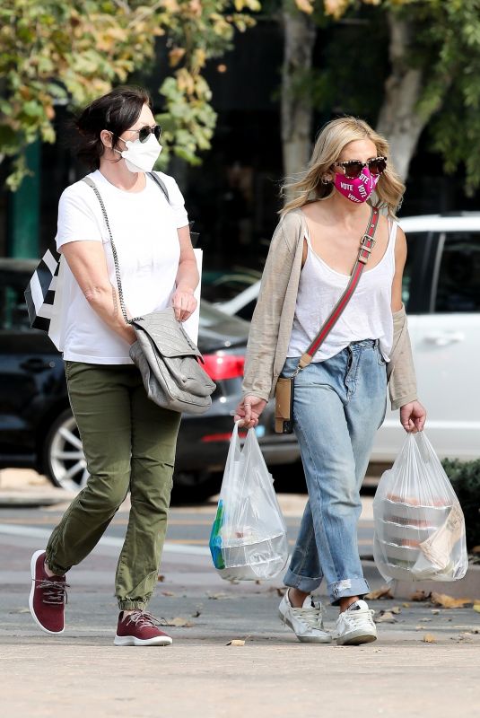 SHANNEN DOHERTY and SARAH MICHELLE GELLAR Shopping at Malibu Country Mart 10/05/2020