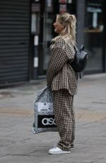 SILAN WELBY in a Gingham Suit Arrives at Capital Studio in London 10/01/2020