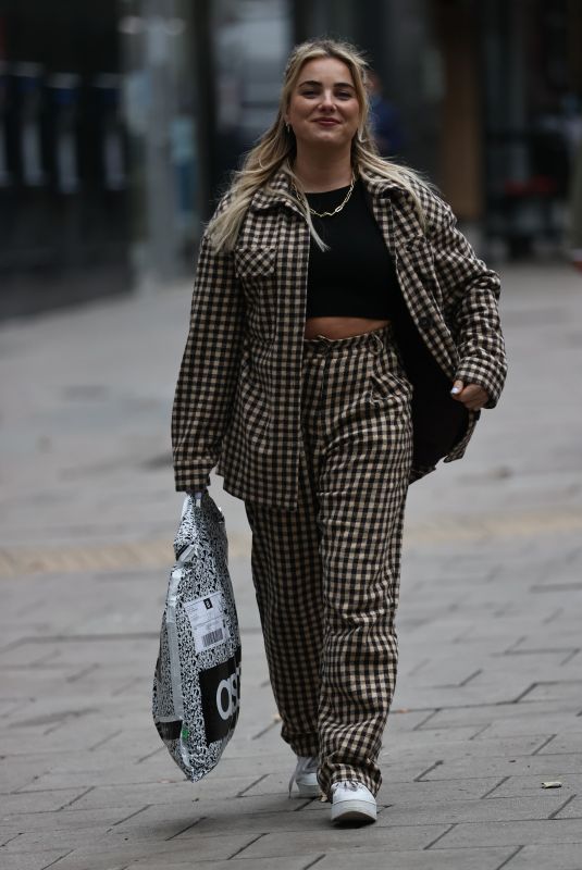 SILAN WELBY in a Gingham Suit Arrives at Capital Studio in London 10/01/2020