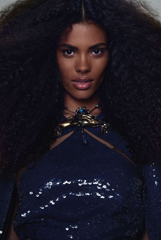 TINA KUNAKEY in L