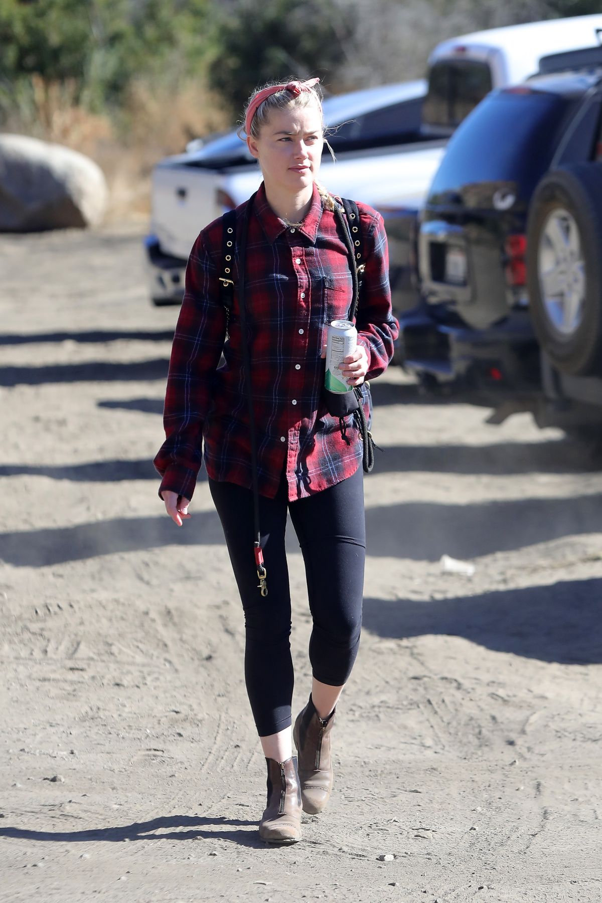 amber-heard-out-hiking-in-los-angeles-11-13-2020-4.jpg