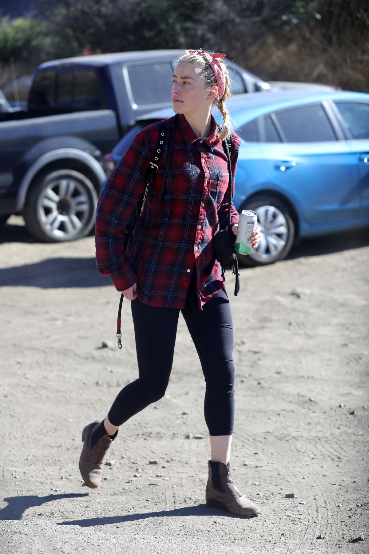 amber-heard-out-hiking-in-los-angeles-11-13-2020-6.jpg
