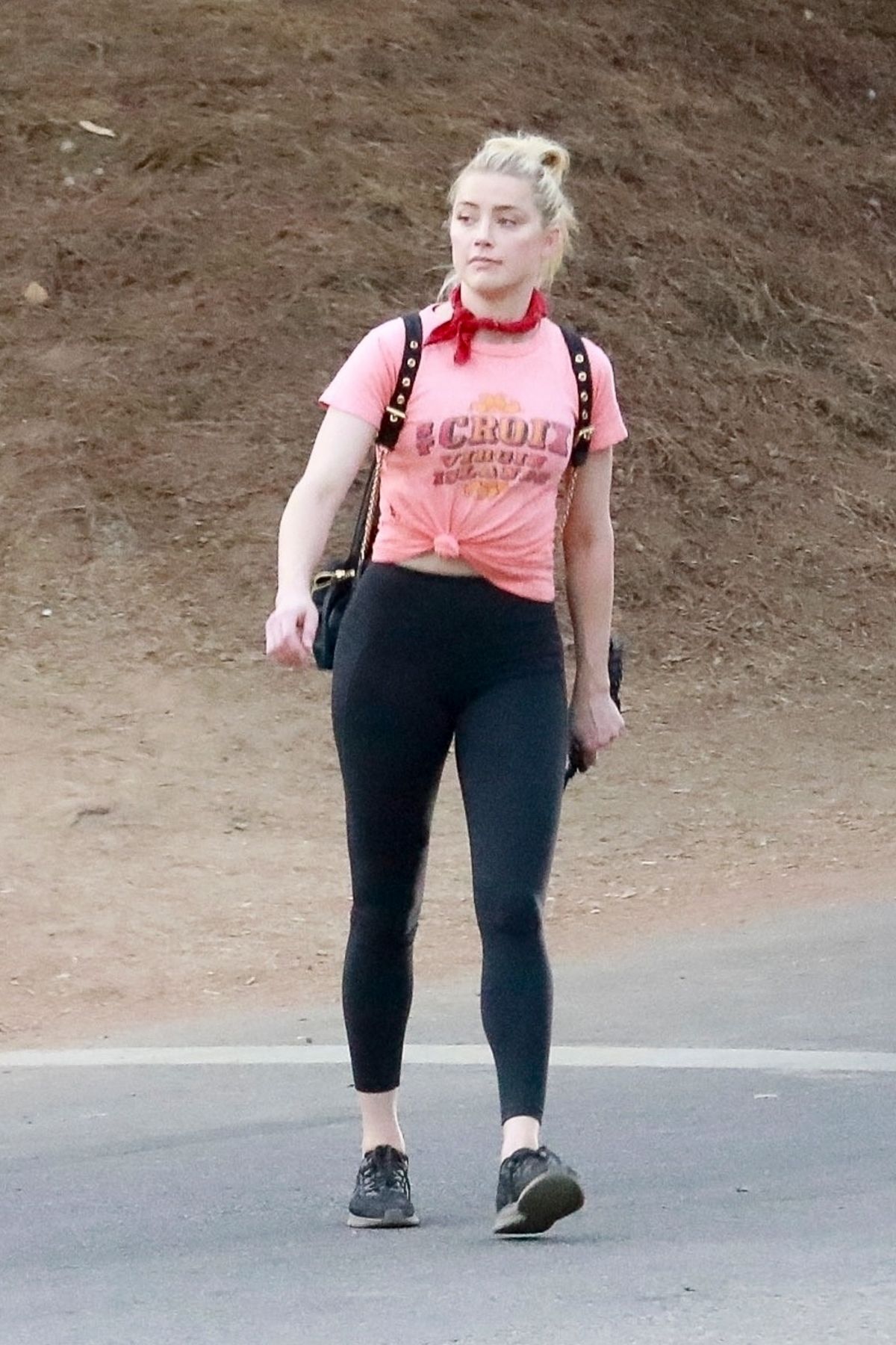 amber-heard-out-hiking-in-los-angeles-11-16-2020-4.jpg