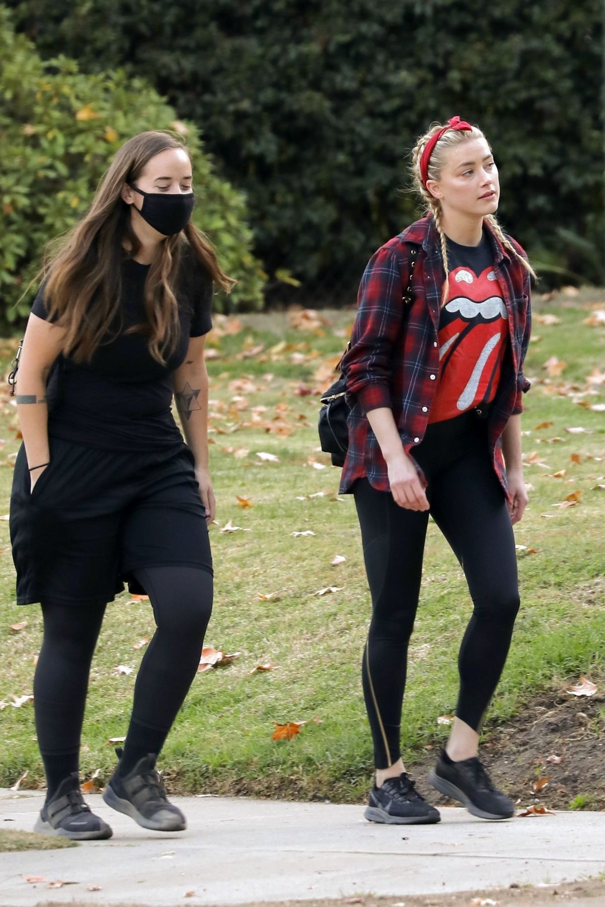 amber-heard-out-hiking-in-los-angeles-11-18-2020-0.jpg