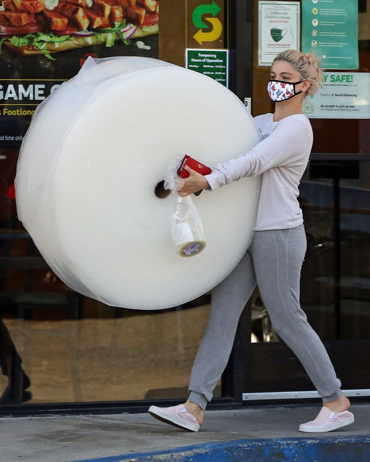 ariel-winter-carrying-a-large-roll-of-bubble-wrap-out-in-los-angeles-11-08-2020-1.jpg