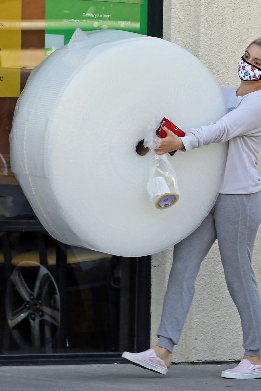 ARIEL WINTER Carrying a Large Roll of Bubble Wrap Out in Los Angeles 11/08/2020