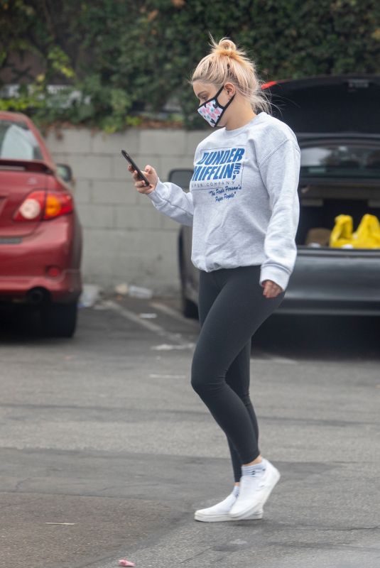 ARIEL WINTER Shopping at CVS in Studio City 11/05/2020