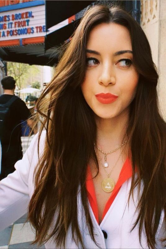AUBREY PLAZA - Instagram Photos 11/25/2020