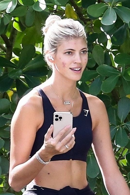 DEVON WINDSOR Out with her Dog in Miami 11/24/2020