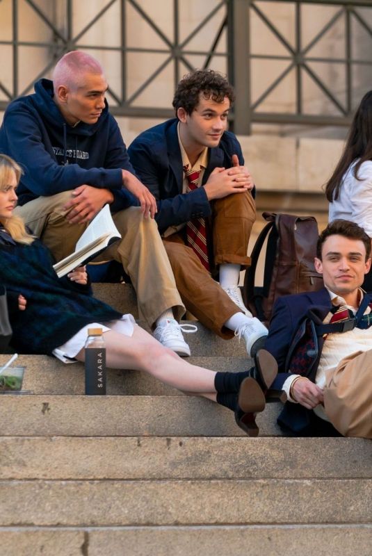 ELI BROWN, JORDAN ALEXANDER, EMILY ALYN LIND and SVANNAH LEE SMITH on the Set of Gossip Girl in New York 11/10/2020
