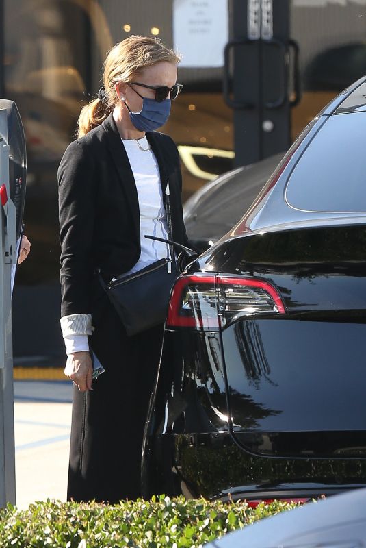 FELICITY HUFFMAN Out and About in Los Angeles 10/30/2020
