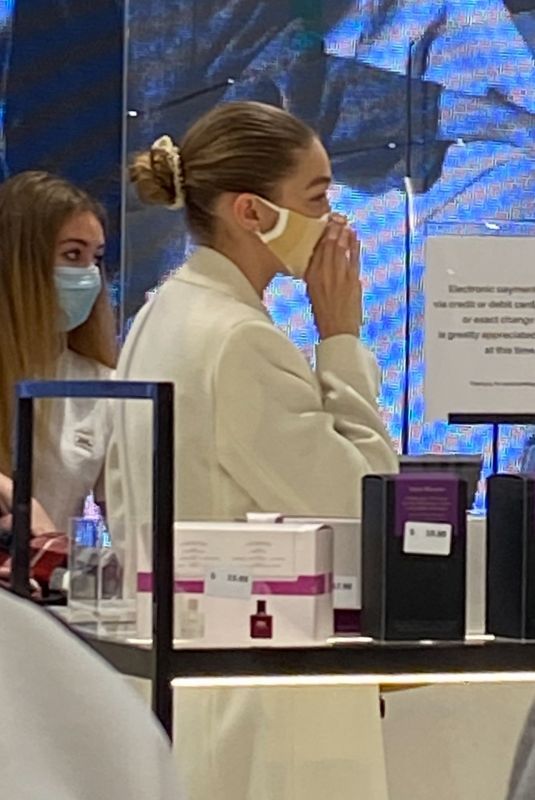 GIGI and YOLANDA HADID Shopping at Zara Store in King of Prussia in Pennsylvania 11/24/2020