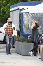GOLDIE HAWN and Kurt Russell Out for Lunch in Santa Monica 11/19/2020