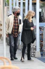 GOLDIE HAWN and Kurt Russell Out for Lunch in Santa Monica 11/19/2020